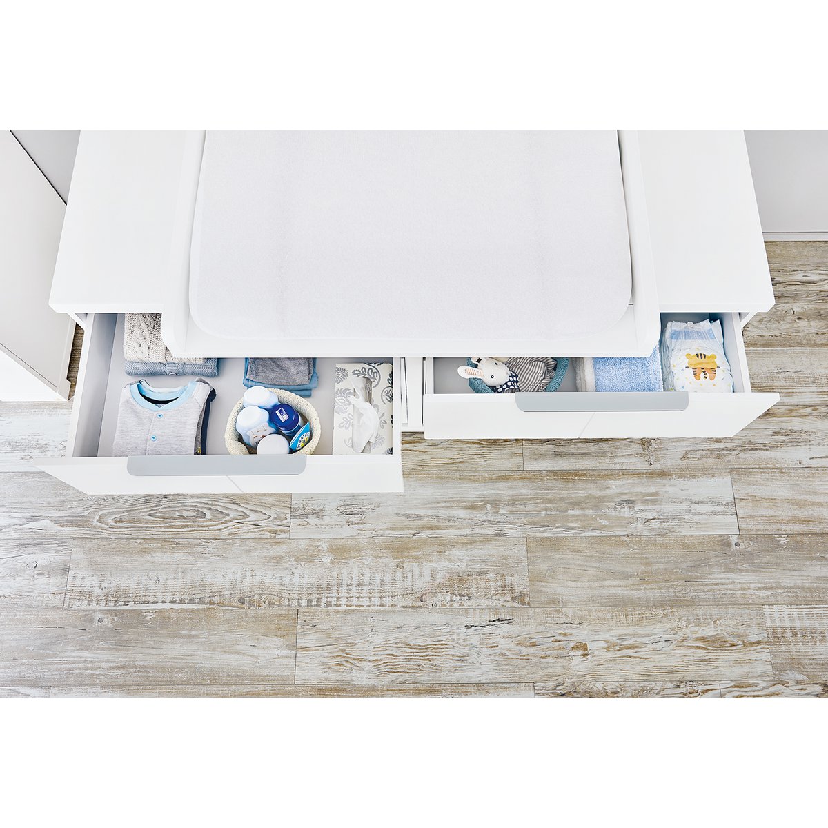 Starter set 'Polar' extra wide
2 parts: cot, extra wide chest of drawers