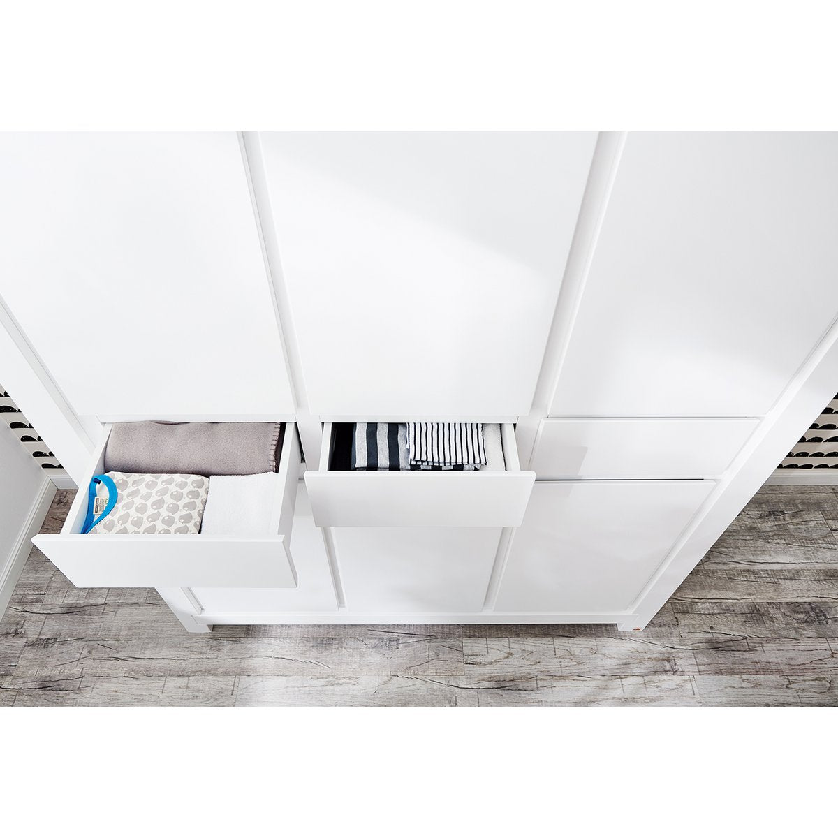 Nursery 'Milk' extra wide large, incl. wall shelf
4 parts: cot, extra wide dresser, large wardrobe, wall shelf