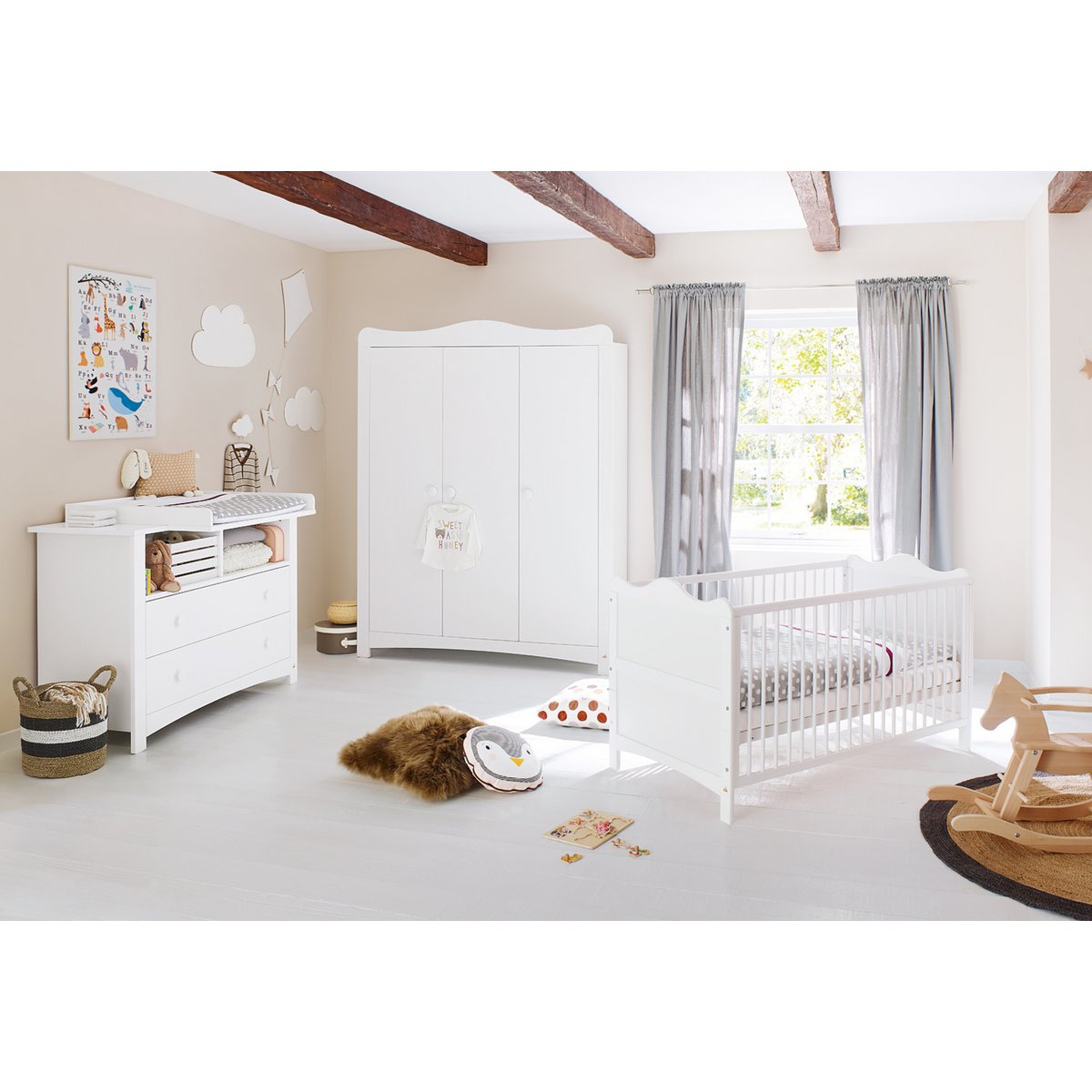 Nursery 'Florentina' extra wide large
3 parts: cot, extra wide dresser, large wardrobe