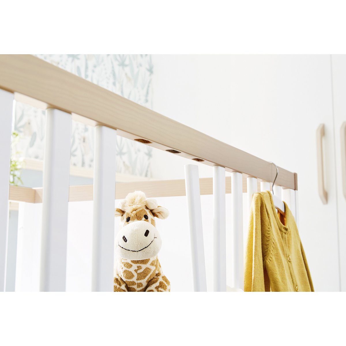 Starter set 'Light' wide
2 parts: cot, wide chest of drawers
