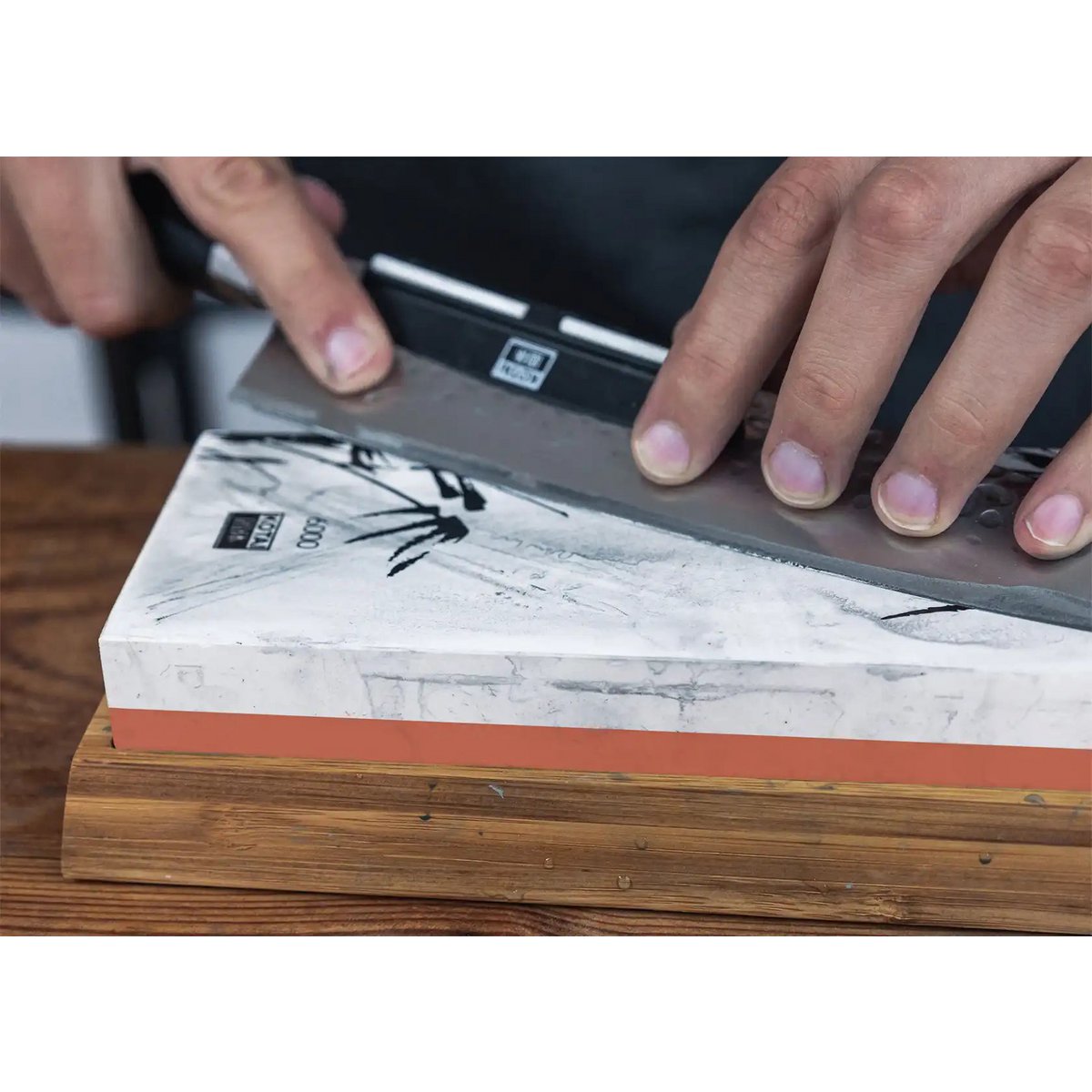 Kitchen accessories - KOTAI sharpening set with double-sided sharpening stone grit 2000/6000, non-slip bamboo base, flattening stone and 15 degree angle guide