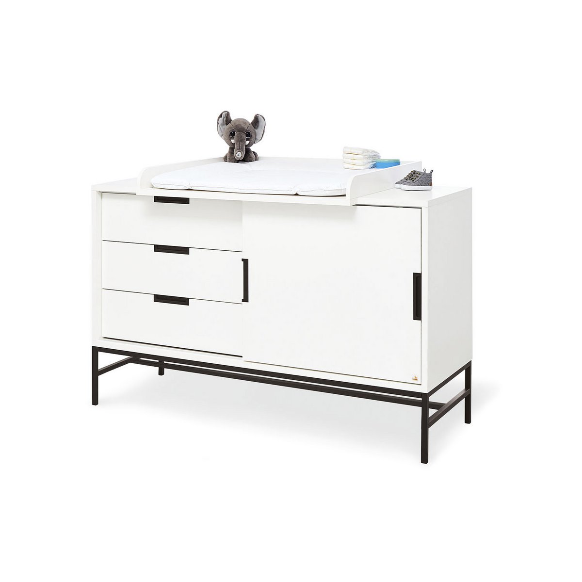 Nursery 'Steel' extra wide large
3 parts: cot, extra wide dresser, large wardrobe
