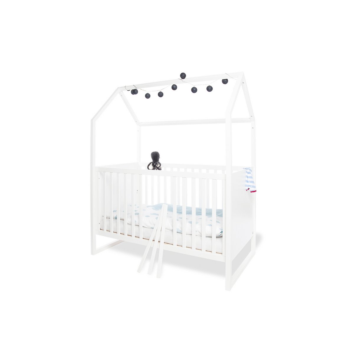 Nursery 'Hilda &amp; Riva' extra wide, white, incl. wall shelf
 4 parts: house bed, extra wide chest of drawers, 2-door wardrobe, wall shelf