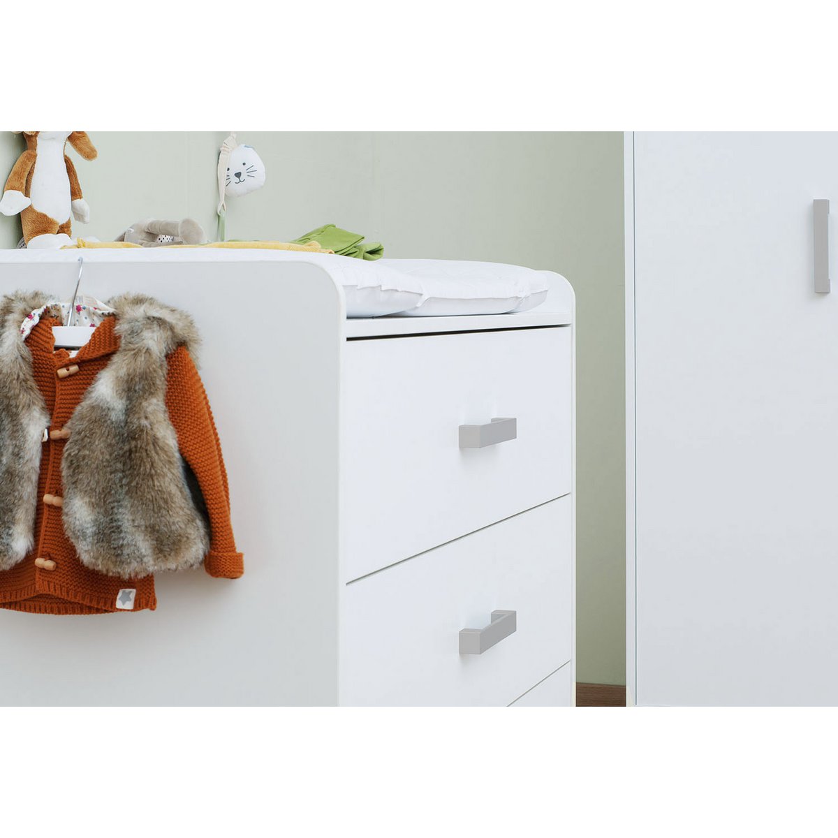 Starter set 'Viktoria' wide 2-piece: cot bed, wide chest of drawers